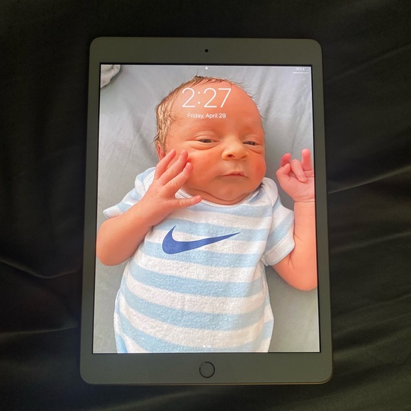 Brand new iPad (8th generation) rose gold 32gb - Picture 3 of 4